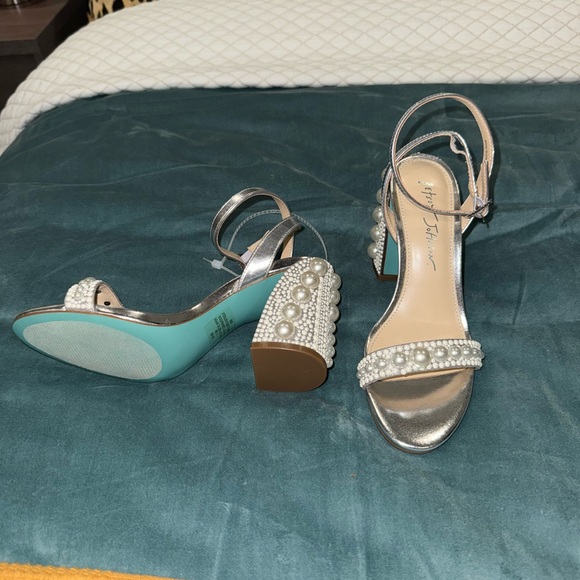 NEVER WORN - Betsey Johnson Heels - Picture 3 of 3
